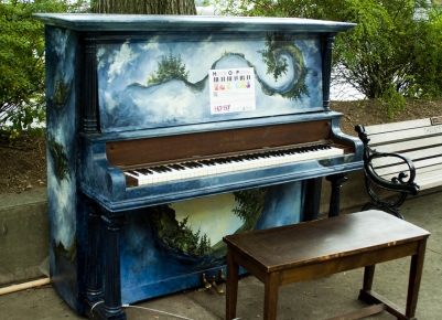 piano-in-park-blue-earl53-file5393446f9f14d